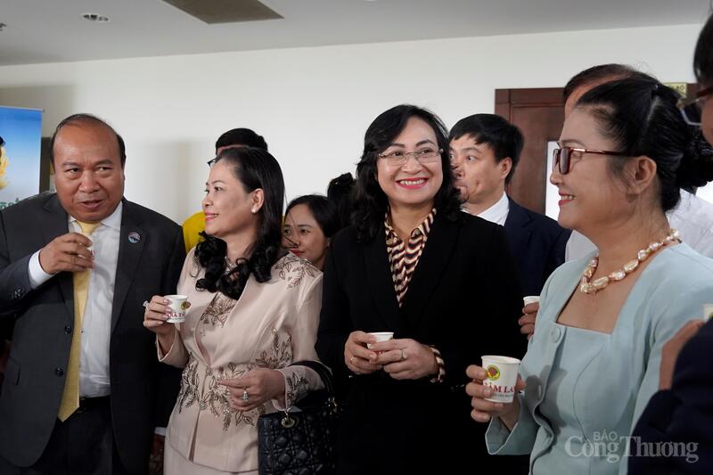 Các đại biểu dùng thử sản phẩm của doanh nghiệp.