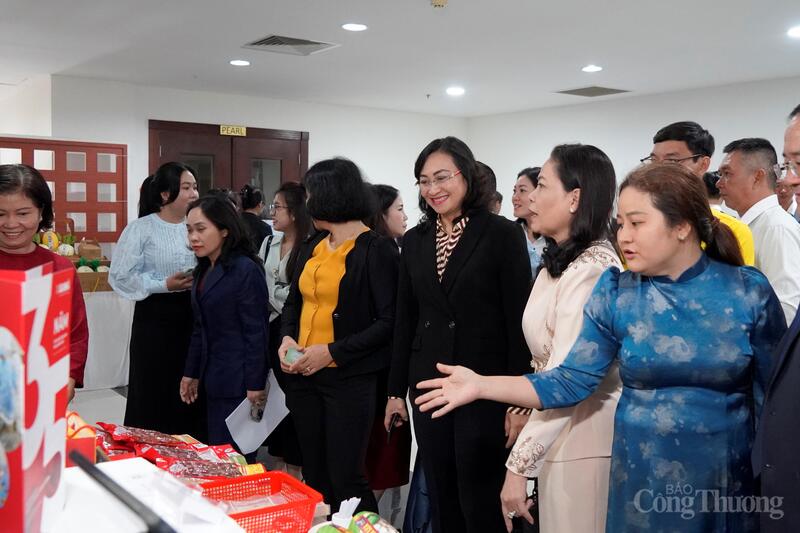 Thứ trưởng Phan Thị Thắng tham quan các gian hàng trưng bày sản phẩm của doanh nghiệp hai nước.