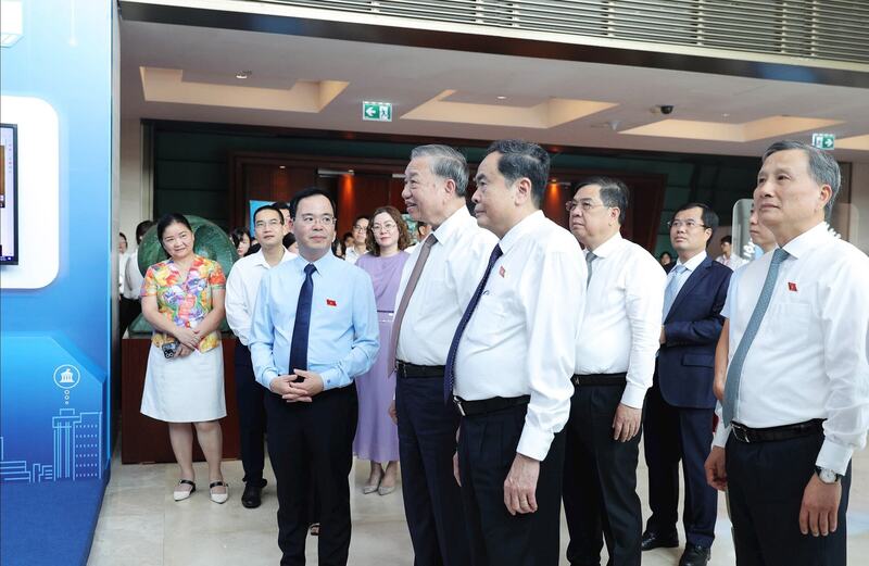Tổng Bí thư Tô Lâm, Chủ tịch Quốc hội Trần Thanh Mẫn cùng các đại biểu tham quan khu trưng bày tại hành lang và sảnh phòng họp Diên Hồng về kết quả chuyển đổi số của Quốc hội. Ảnh: Hồ Long