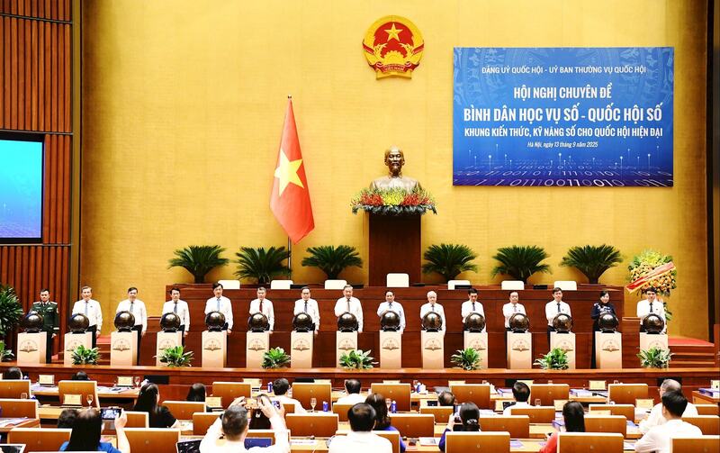 Tổng Bí thư Tô Lâm, Thủ tướng Phạm Minh Chính, Chủ tịch Quốc hội Trần Thanh Mẫn cùng lãnh đạo, Đảng, Nhà nước, Quốc hội thực hiện nghi thức bấm nút khai trương Nền tảng “Bình dân học vụ số - Quốc hội số". Ảnh: Lâm Hiển