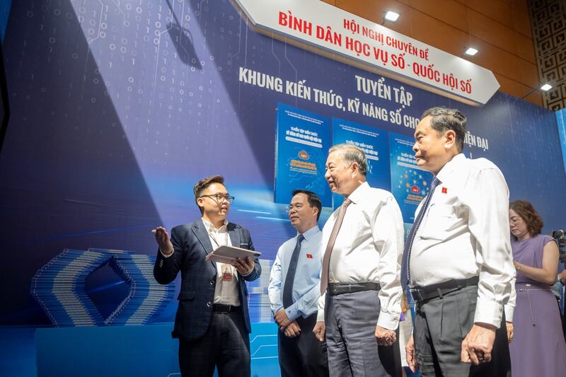 Tổng Bí thư Tô Lâm, Chủ tịch Quốc hội Trần Thanh Mẫn cùng các đại biểu tham quan khu trưng bày. Ảnh: Phạm Thắng