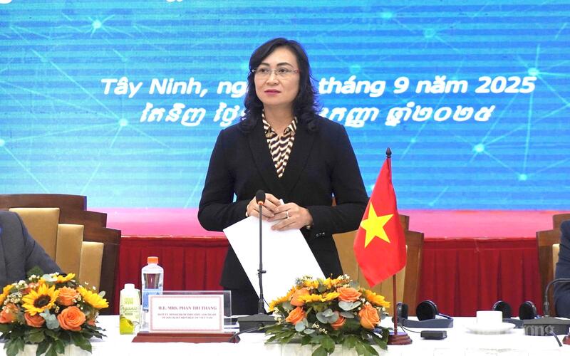 Thứ trưởng Bộ Công Thương Phan Thị Thắng phát biểu bế mạc hội nghị. Ảnh: Nguyễn Ngọc