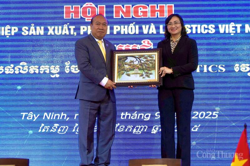 Thứ trưởng Bộ Công Thương Phan Thị Thắng tặng quà lưu niệm cho Ngài Tith Rithipol, Phó Quốc vụ Khanh Bộ Thương mại Campuchia. Ảnh: Nguyễn Ngọc