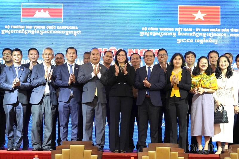 Các đại biểu chụp hình lưu niệm. Ảnh: Nguyễn Ngọc