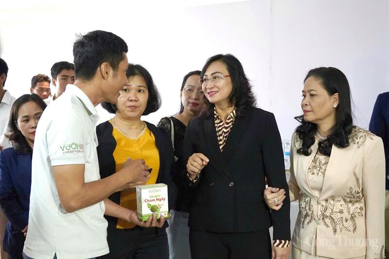 Thứ trưởng Bộ Công Thương Phan Thị Thắng tham quan các gian hàng trưng bày bên lề hội nghị. Ảnh: Nguyễn Ngọc
