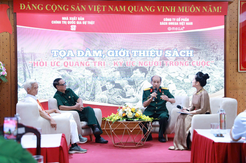 Các nhân chứng lịch sử chia sẻ về thời hoa lửa tại tọa đàm. Ảnh: Nhà xuất bản Chính trị quốc gia Sự thật