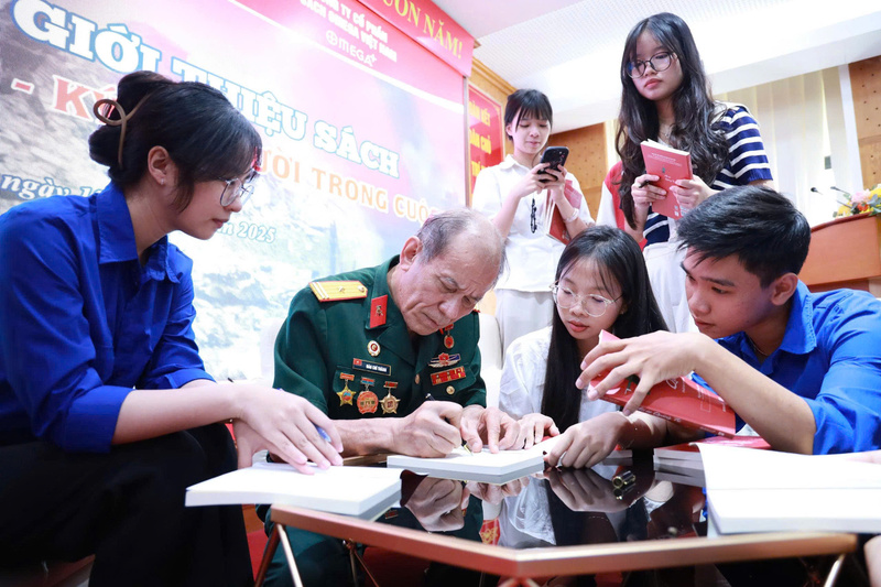 Các bạn trẻ xin chữ ký nhân chứng lịch sử về Thành cổ Quảng Trị. Ảnh: Nhà xuất bản Chính trị quốc gia Sự thật