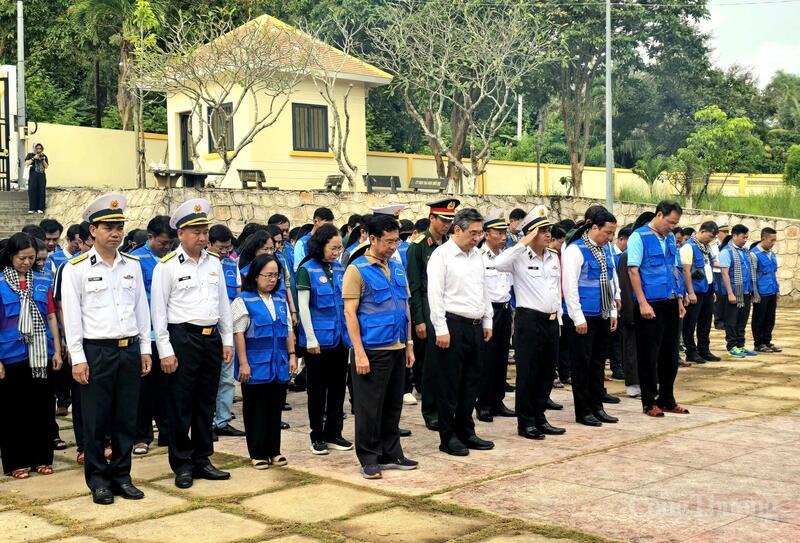 Đoàn công tác làm lễ dâng hương, hoa tại Tượng đài Nắm Đấm.