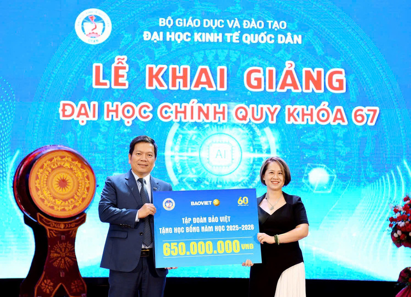Đại diện Bảo Việt trao học bổng tại Trường Đại học Kinh tế Quốc