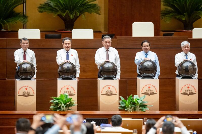 Tổng Bí thư Tô Lâm, Thủ tướng Phạm Minh Chính và Chủ tịch Quốc hội Trần Thanh Mẫn cùng lãnh đạo, Đảng, Nhà nước, Quốc hội thực hiện nghi thức bấm nút khai trương Nền tảng “Bình dân học vụ số - Quốc hội số". Ảnh: Phạm Thắng