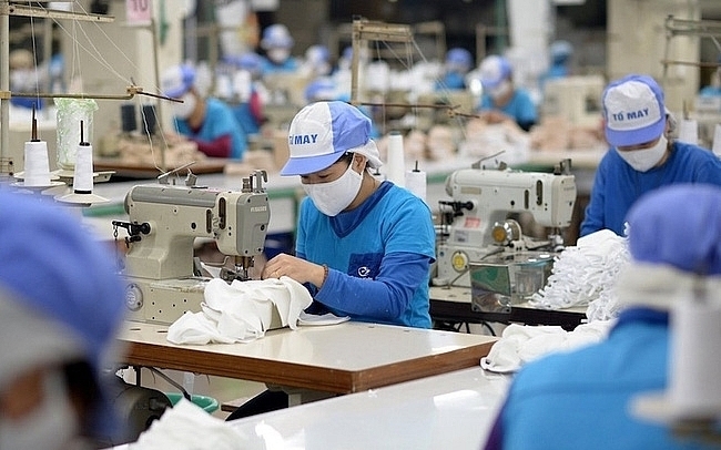 Dệt may là lĩnh vực xuất khẩu chủ lực, vốn chịu áp lực lớn từ biến động đơn hàng thời điểm cuối năm, nên gói tín dụng “may đo” trở thành cú hích kịp thời cho doanh nghiệp. Ảnh: An Vân