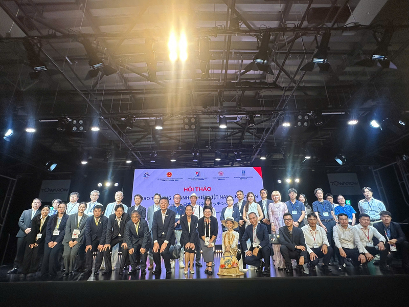 Phái đoàn Việt Nam chụp ảnh lưu niệm với các đối tác Nhật Bản tại hội thảo. Ảnh: Vietrade