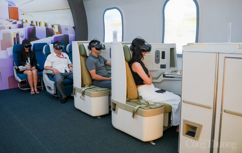 Du khách được xem lại những cột mốc quan trọng trong hành trình của Vietnam Airlines từ những ngày đầu đến nay qua công nghệ thực tế ảo VR.