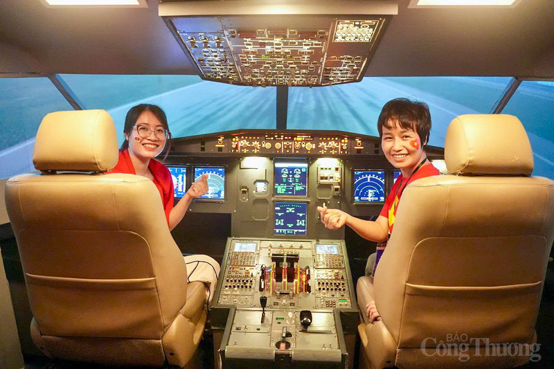 Buồng lái mô phỏng Airbus A320/321 giúp khách tham quan có cơ hội thử cảm giác cất cánh, hạ cánh như một phi công.