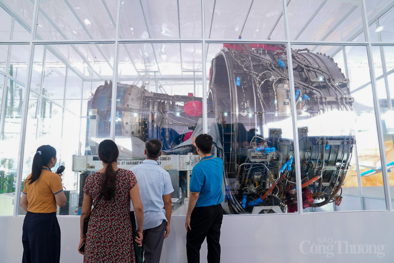 Tại Không gian trưng bày của Vietnam Airlines, người dân có thể chiêm ngưỡng động cơ Rolls-Royce Trent XWB của Airbus A350 thuộc dòng hiện đại nhất thế giới, đang được Vietnam Airlines khai thác.
