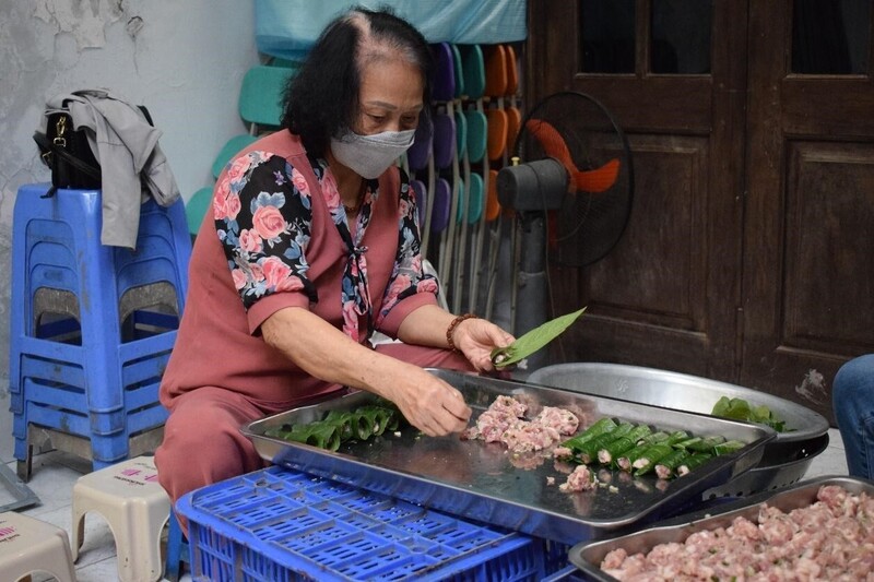 Bà Trần Thị Thanh Tùng, trưởng nhóm bếp cơm Thiện Đức. Ảnh: NVCC