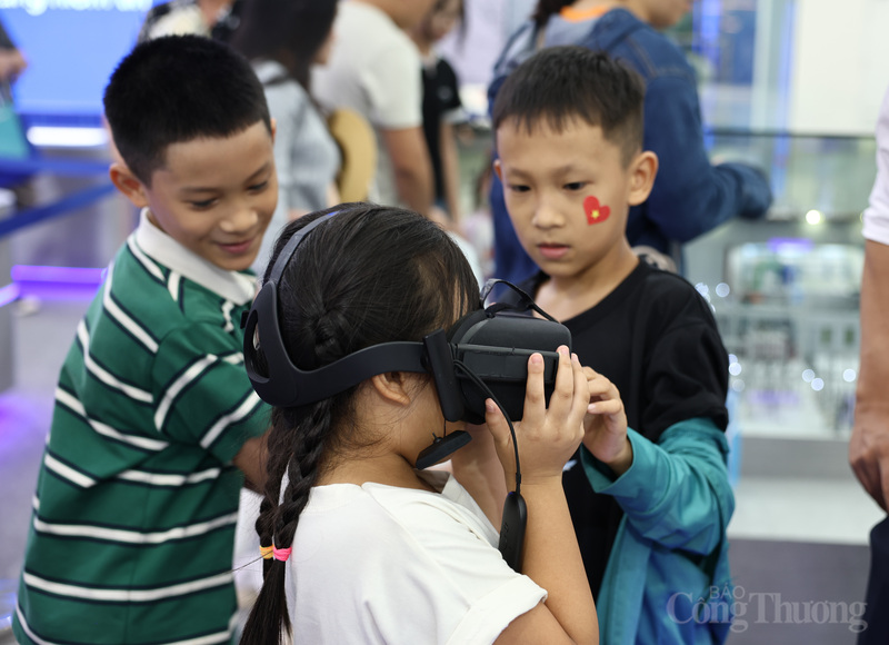 Các bản nhỏ trải nghiệm ngắm các công trình thuỷ điện lớn qua công nghệ VR tại gian hàng của EVN.