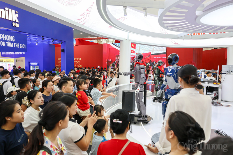 Trong nhà triển lãm Kim Quy, khách tham quan bước vào 6 không gian trưng bày với các chủ đề "Việt Nam - Đất nước - Con người", "95 năm cờ Đảng soi đường", "Kiến tạo phát triển", "Tỉnh giàu nước mạnh", "Đầu tàu kinh tế" và "Khởi nghiệp kiến quốc". Ở đó, khoa học, công nghệ và đổi mới sáng tạo hiện diện và kết nối mọi không gian. Nhiều hiện vật, pano ảnh tư liệu cỡ lớn có cách thể hiện mới lạ, thông qua công nghệ hologram, 3D mapping, thực tế ảo (VR)...