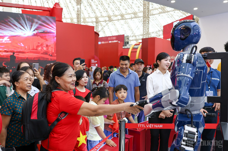 Ở khu vực của Tập đoàn VinGroup, nhiều người vây quanh robot hình người của VinMotion. Cỗ máy cao gần 1,7m, biết đi lại, vẫy tay, trò chuyện bằng tiếng Việt.
