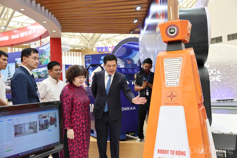 Tại khu trưng bày của Bộ Công Thương, những con robot hiện đại được giới thiệu đến du khách yêu công nghệ.