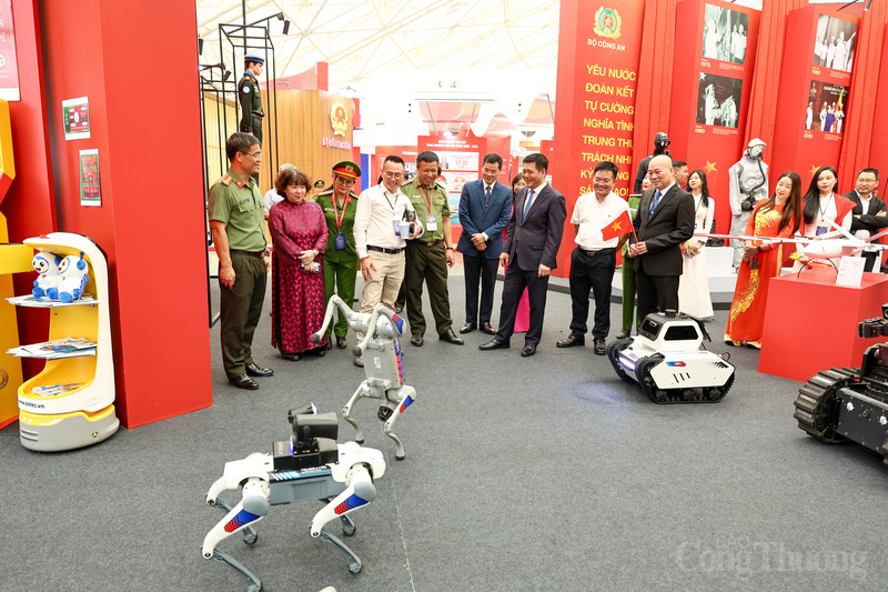 Cách đó vài bước chân, robot tuần tra an ninh của Bộ Công an trình diễn khả năng bước lên xuống bậc thềm, rồi nhún nhảy, xoay vòng. Một kỹ sư điều khiển giải thích, đây là mẫu robot hỗ trợ an ninh, trang bị nhiều cảm biến và ứng dụng AI, từ đó phát hiện các tình huống bất thường.