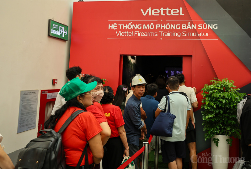 Hoạt động trải nghiệm bắn súng ngắn được bố trí trong khu trưng bày của Bộ Quốc phòng, nằm trong chủ đề “Thanh gươm và lá chắn”. Đây là một trong những điểm nhấn thu hút đông đảo công chúng tại triển lãm, tạo cơ hội để người dân, nhất là thế hệ trẻ, hiểu thêm về môi trường huấn luyện của quân đội và vai trò của vũ khí cá nhân trong nhiệm vụ bảo vệ Tổ quốc.