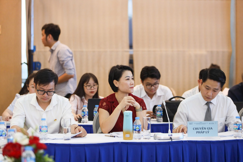 Luật sư Dương Thị Vân Anh, Phó Giám đốc Công ty Luật TNHH Vietthink (áo đỏ). Ảnh: T. Việt