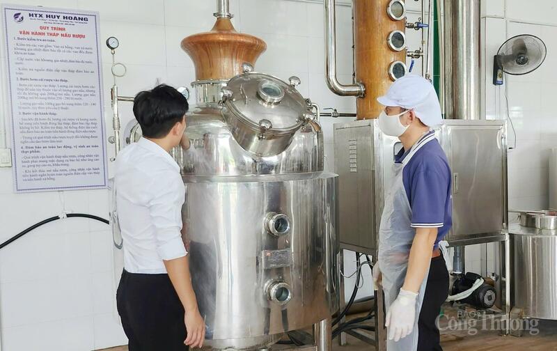 Cán bộ, công nhân HTX Huy Hoàng thực hiện nghiêm túc về quy trình vận hành tháp nấu rượu