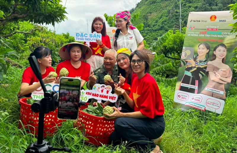 Livestream giới thiệu sản phẩm tại vườn na ở xã Võ Nhai (Thái Nguyên). Ảnh: Quang Linh