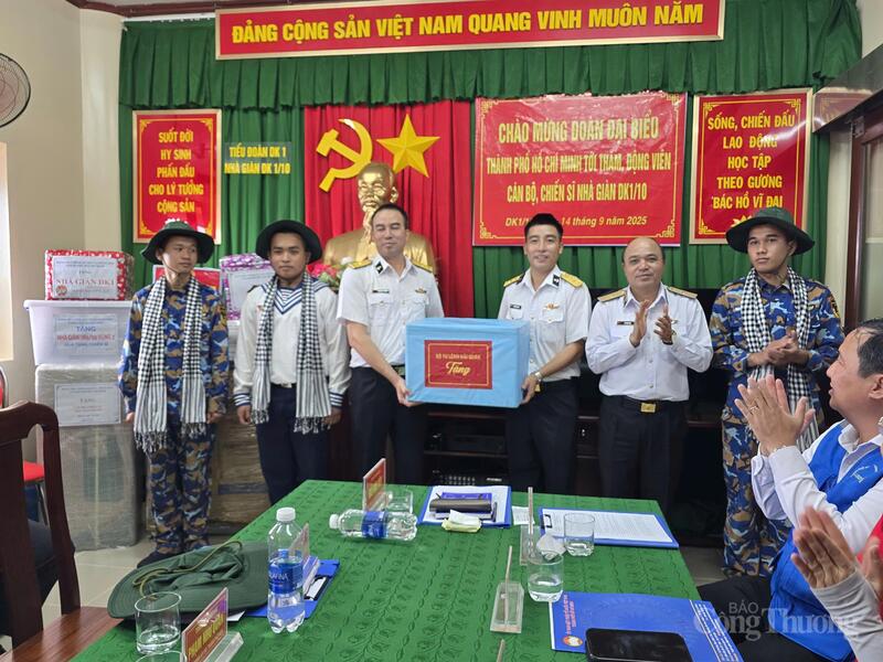 Chuẩn đô đốc Đỗ Văn Yên tặng quà cho cán bộ, chiến sĩ đang công tác tại nhà giàn DK1/10