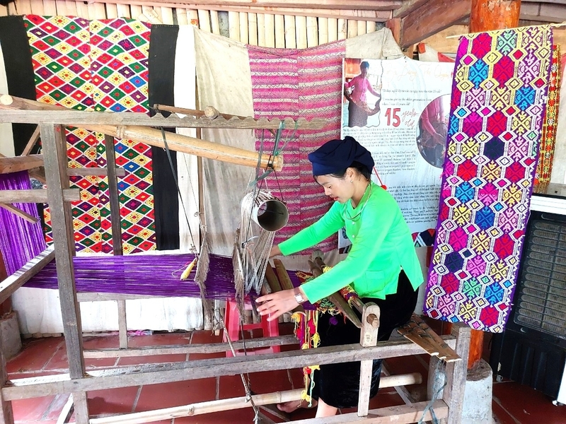 Bà con đồng bào Tày ở những địa phương miền núi vẫn gìn giữ nghề thêu và dệt thổ cẩm (Ảnh: Nguyễn Thế Lượng)