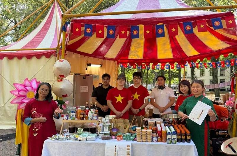 Gian hàng với chủ đề “Ẩm thực Việt Nam - Hương vị khó quên” tập trung quảng bá hàng nông sản, thực phẩm đặc trưng của Việt Nam: Hạt điều, cà phê, thanh long, bún phở khô...