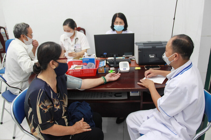Người dân khám bệnh tại Trạm Y tế Phương Sài, phường Tây Nha Trang, Khánh Hòa. Ảnh minh họa.