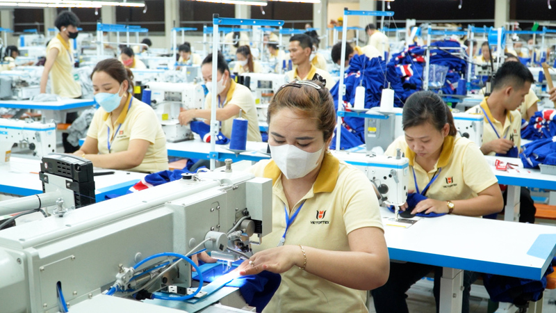 Nhiều cơ sở may mặc gia công tại Phú Lộc đem lại thu nhập ổn định cho người lao động. Ảnh: Nguyễn Tuấn
