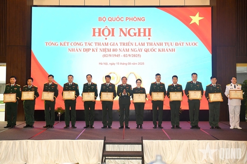 Thượng tướng Trương Thiên Tô tặng bằng khen các tập thể, cá nhân có thành tích trong tham gia triển lãm. Ảnh: QĐND