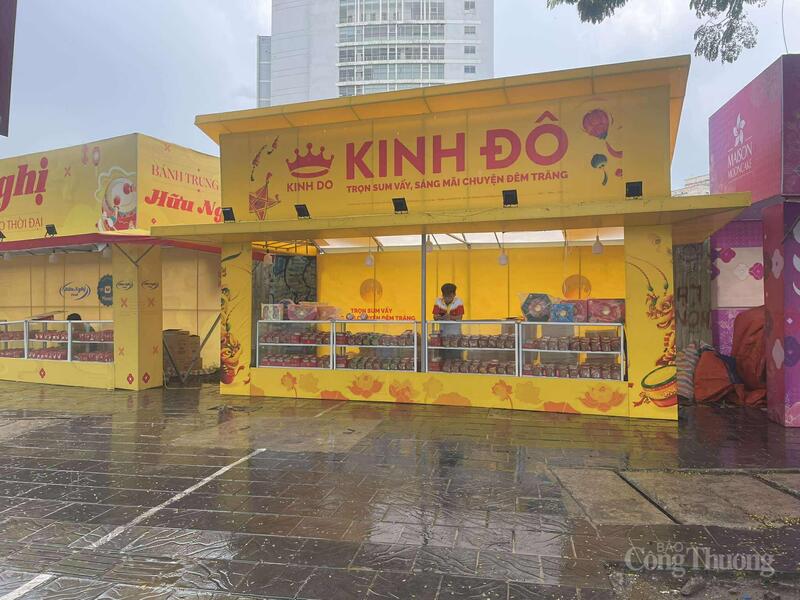 Quầy bánh trung thu trên vỉa hè đường Hoàng Quốc Việt giao với Phạm Văn Đồng.