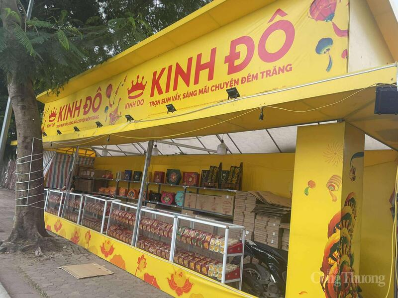 Điểm bán chặn kín vỉa hè đường Lạc Long Quân.