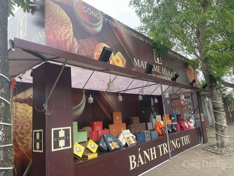 Với những quầy bánh di động chiếm cả lối của người đi bộ.