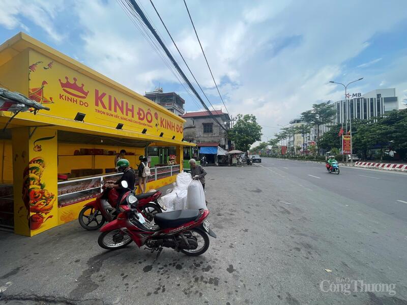 Quầy bánh Kinh Đô "án ngữ" ngay lối vào Bến xe Đan Phượng.