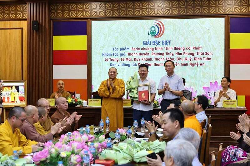 Ban Tổ chức trao giải Đặc biệt tại lễ trao giải Báo chí Phật giáo lần thứ nhất. Ảnh: Báo Văn Hóa.