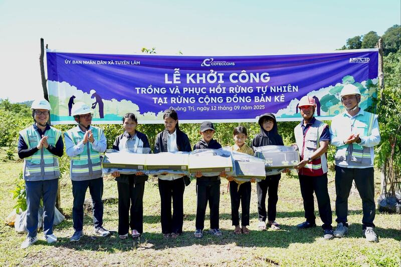 Coteccons trao 5 suất học bổng (tổng trị giá 10 triệu đồng) cho học sinh tiêu biểu của Trường Phổ thông Dân tộc bán trú Tiểu học và Trung học cơ sở Lâm