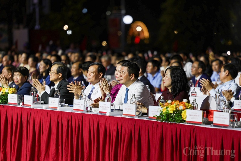 Các đại biểu tham dự buổi lễ bế mạc.