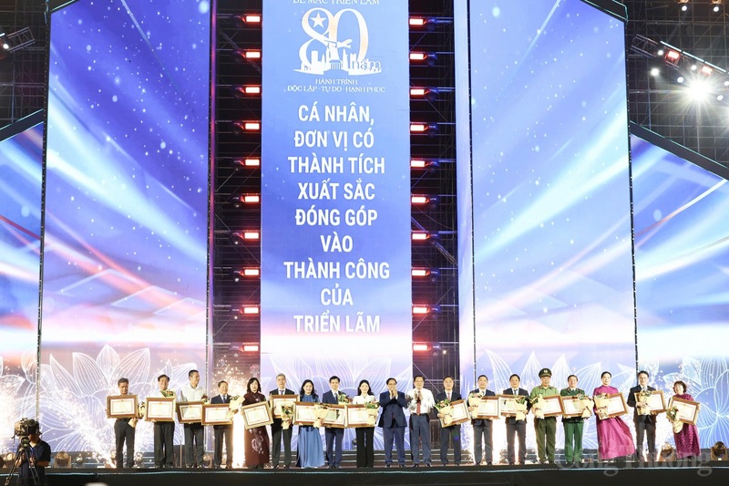 Thủ tướng Chính phủ Phạm Minh Chính trao bằng khen cho cá nhân, đơn vị có thành tích xuất sắc đóng góp vào thành công triển lãm.