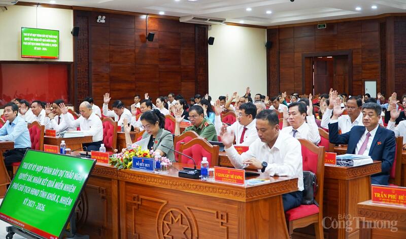 Đại biểu HĐND tỉnh Đắk Lắk thống nhất thông qua các nghị quyết tại Kỳ họp Chuyên đề lần thứ hai. Ảnh: Hoàng Nguyên