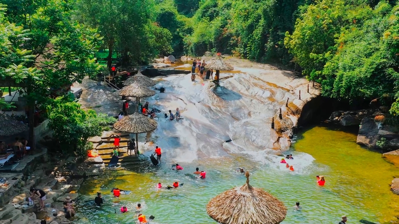 Thác trượt Bạch Mã ở Phú Lộc điểm du lịch thu hút khách đến tham quan, nghỉ dưỡng. Ảnh: Nguyễn Tuấn