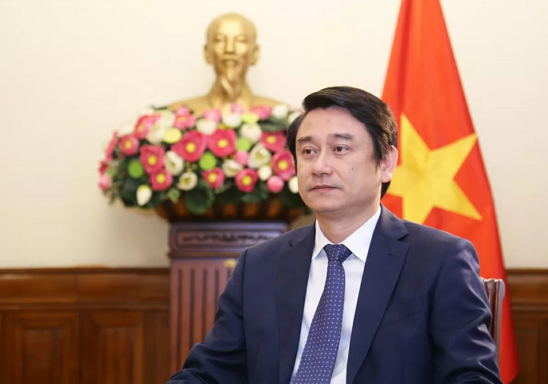 Thứ trưởng Bộ Ngoại giao Lê Anh Tuấn trả lời phỏng vấn báo chí tối 15/9. Ảnh: Bảo Chi.