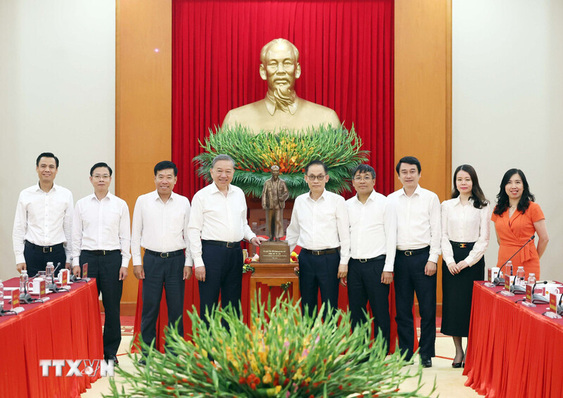 Tổng Bí thư Tô Lâm tặng bức tượng Chủ tịch Hồ Chí Minh cho Bộ Ngoại giao. Ảnh: TTXVN.