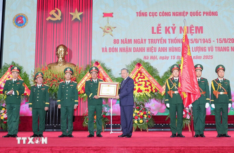 Tổng Bí thư Tô Lâm trao tặng danh hiệu Anh hùng Lực lượng Vũ trang Nhân dân cho Tổng cục Công nghiệp Quốc phòng. Ảnh: TTXVN