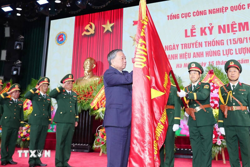 Tổng Bí thư Tô Lâm trao tặng danh hiệu Anh hùng Lực lượng Vũ trang Nhân dân cho Tổng cục Công nghiệp Quốc phòng. Ảnh: TTXVN