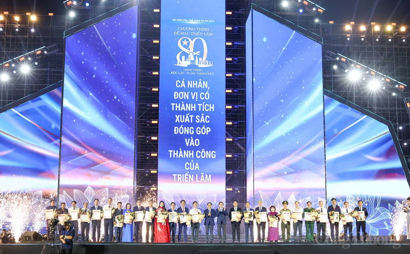 Đại diện các bộ, ngành, tỉnh, thành phố nhận giải thưởng “Không gian trưng bày tiêu biểu” tại Triển lãm Thành tựu đất nước. Ảnh: Nam Nguyễn